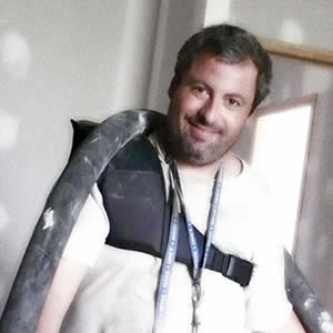 Artisan utilisant le Spal pour protéger son épaule