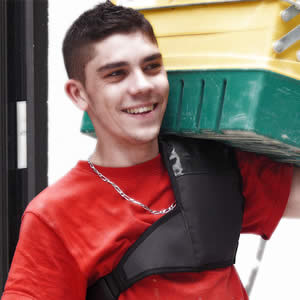 Artisan utilisant le Spal pour protéger son épaule