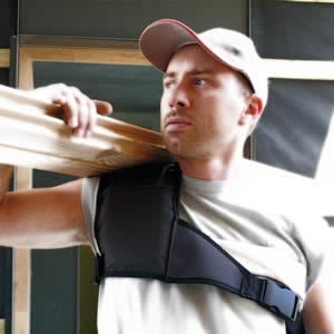 Artisan utilisant le Spal pour protéger son épaule