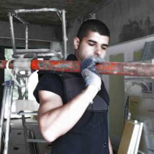 Artisan utilisant le Spal pour protéger son épaule