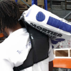 Artisan utilisant le Spal pour protéger son épaule